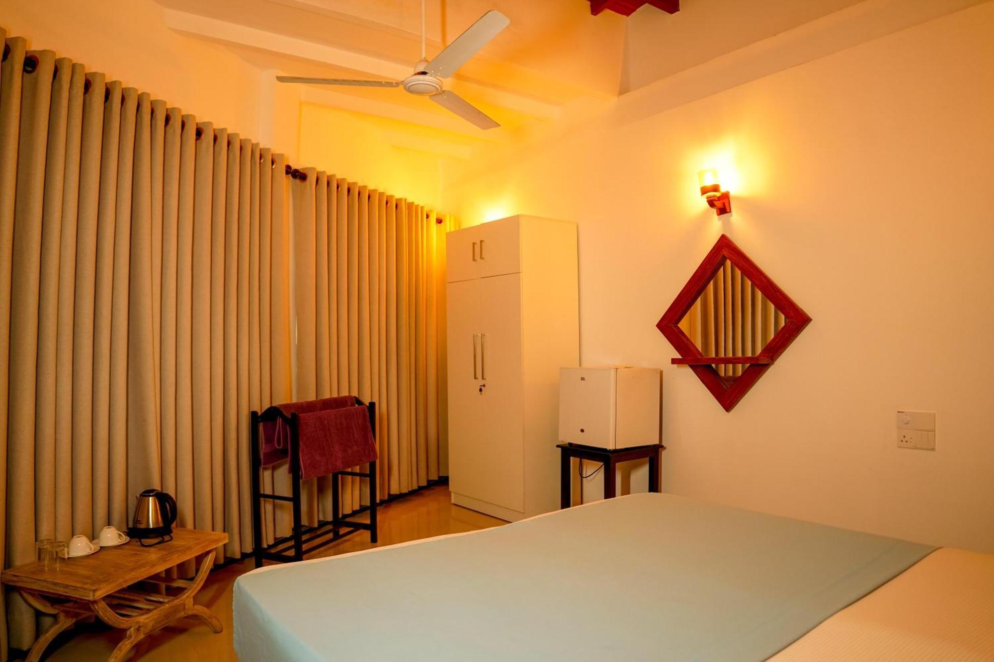 Peacock Beach Hotel Unawatuna Extérieur photo