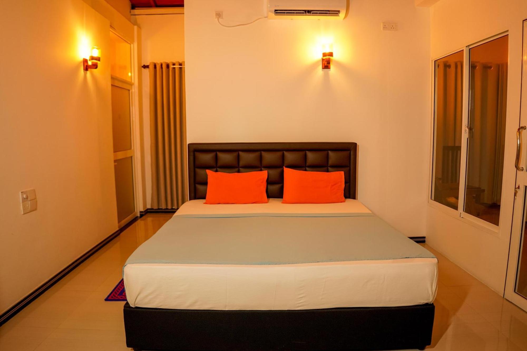 Peacock Beach Hotel Unawatuna Extérieur photo