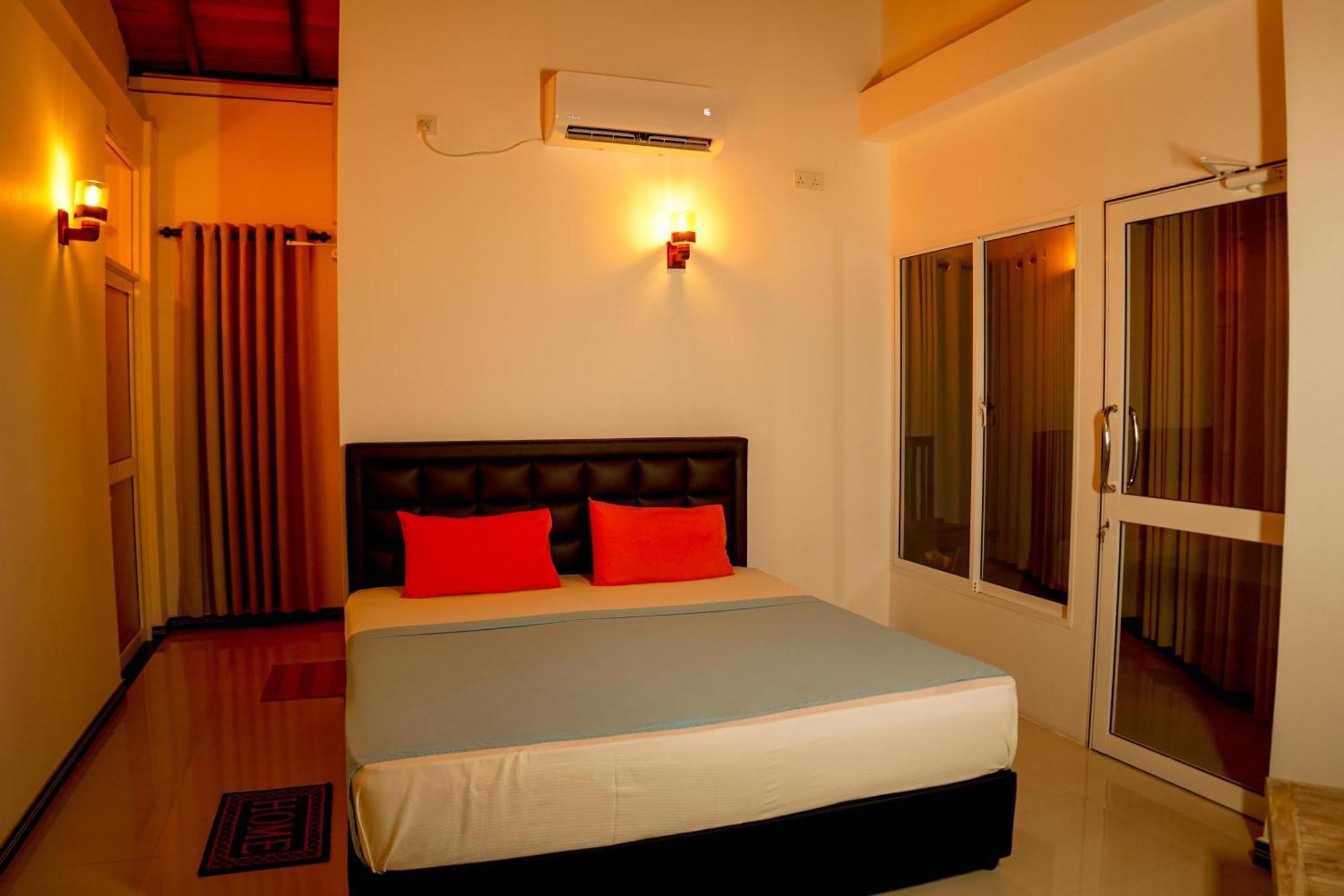 Peacock Beach Hotel Unawatuna Extérieur photo