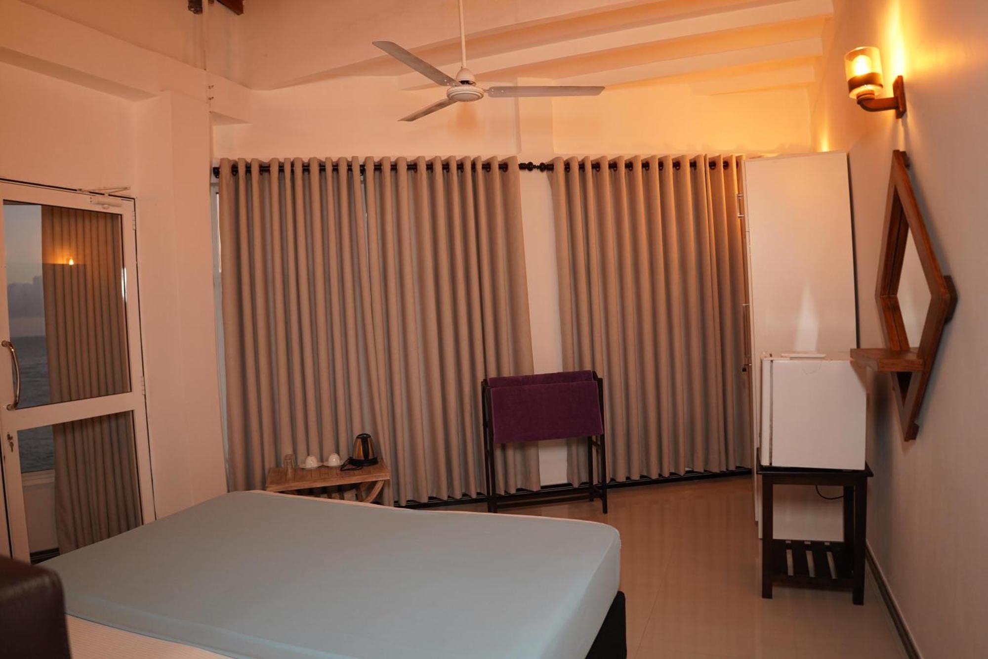 Peacock Beach Hotel Unawatuna Extérieur photo