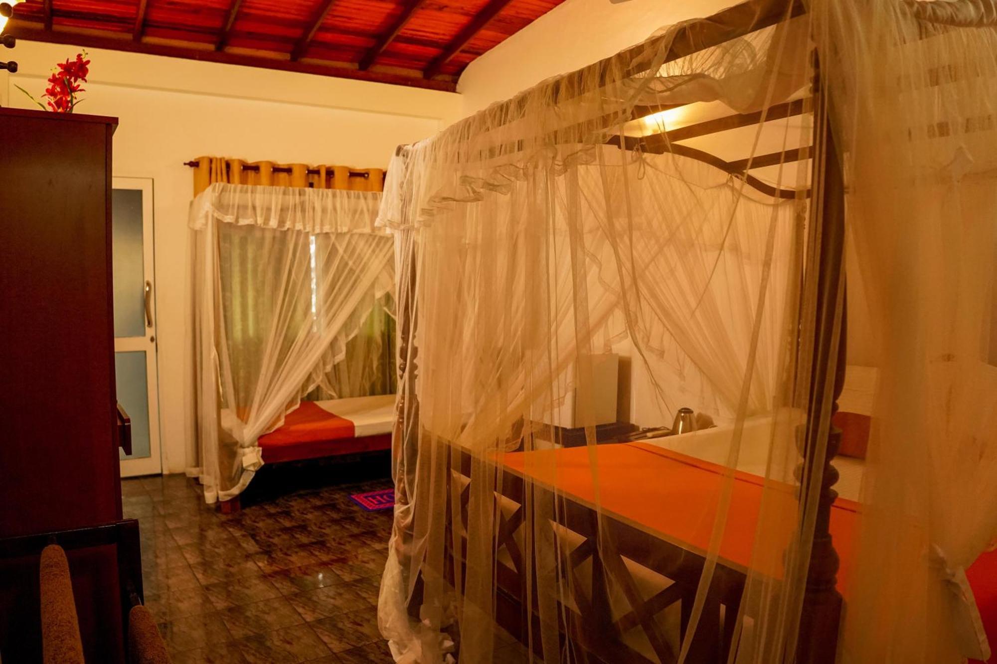Peacock Beach Hotel Unawatuna Extérieur photo