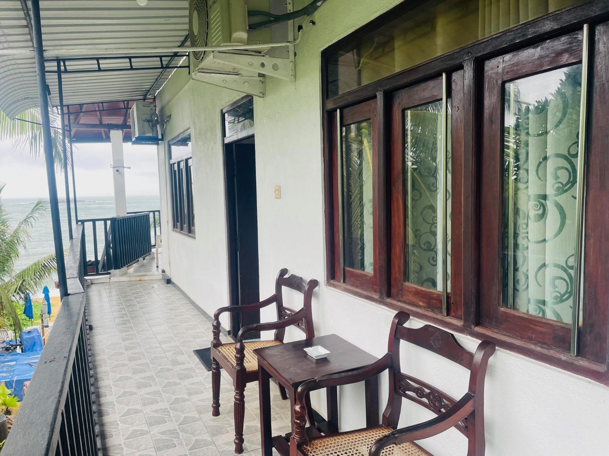 Peacock Beach Hotel Unawatuna Extérieur photo