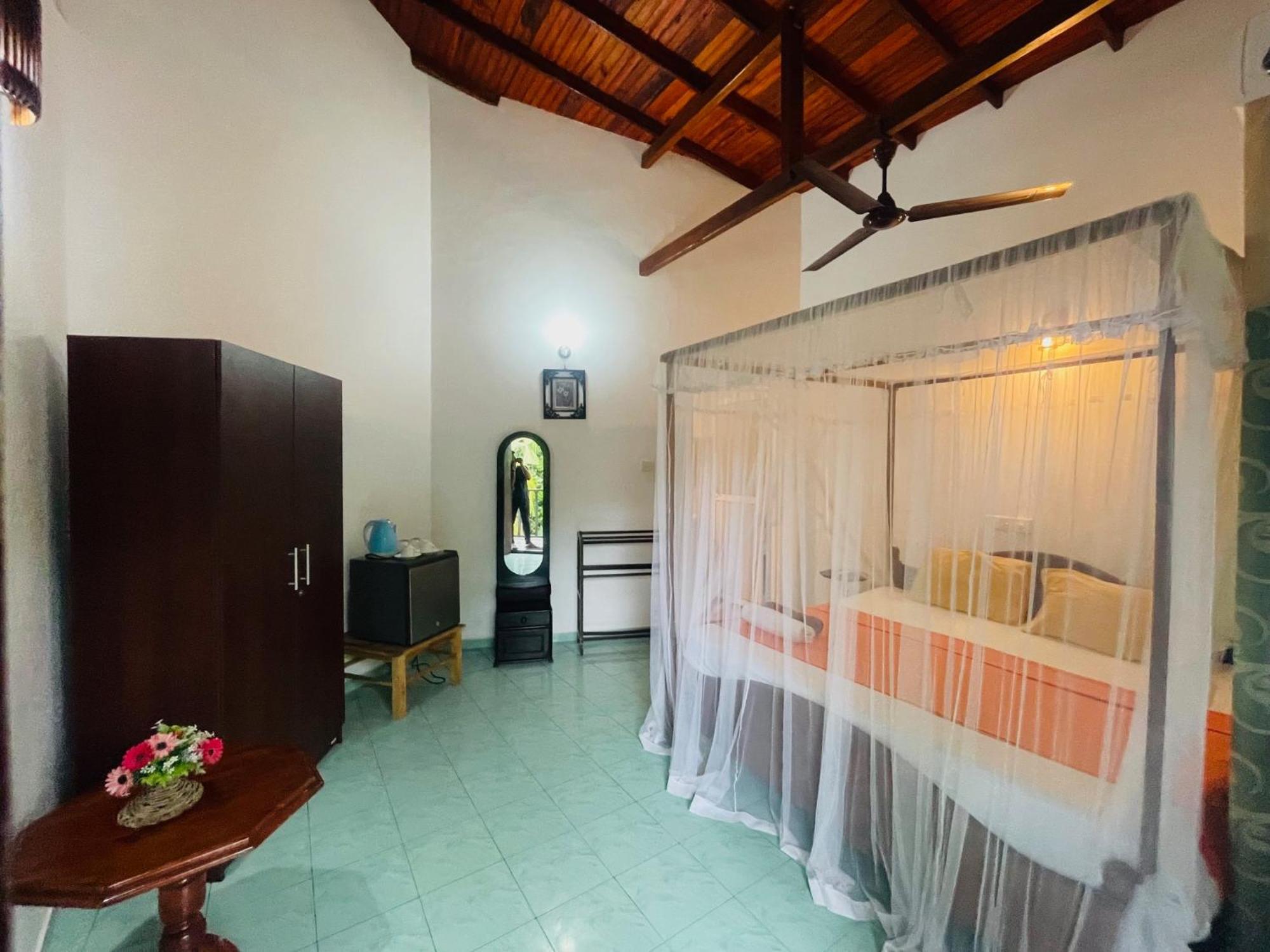 Peacock Beach Hotel Unawatuna Extérieur photo