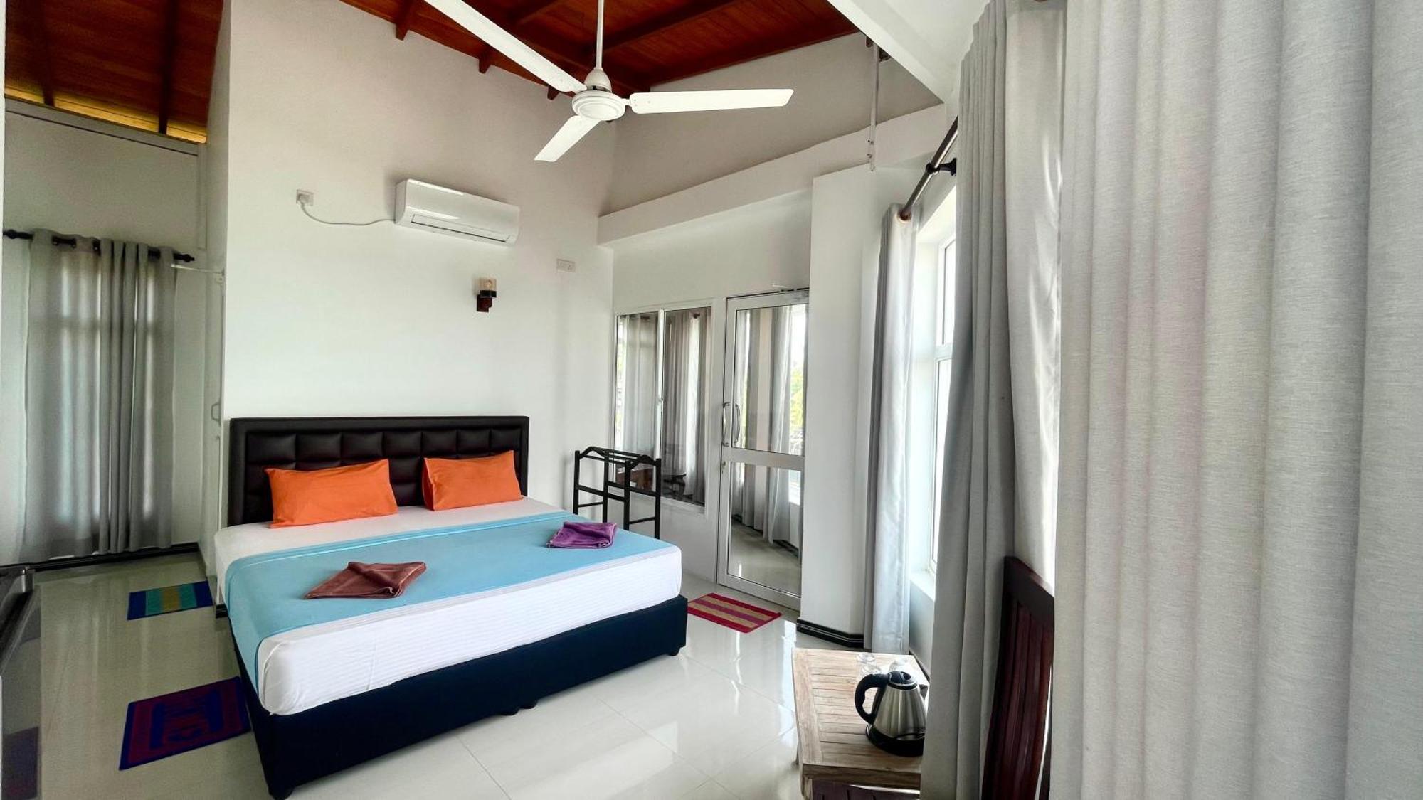 Peacock Beach Hotel Unawatuna Extérieur photo